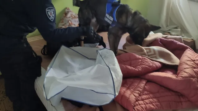 Perquisizione dell'hotel chiuso occupato abusivamente