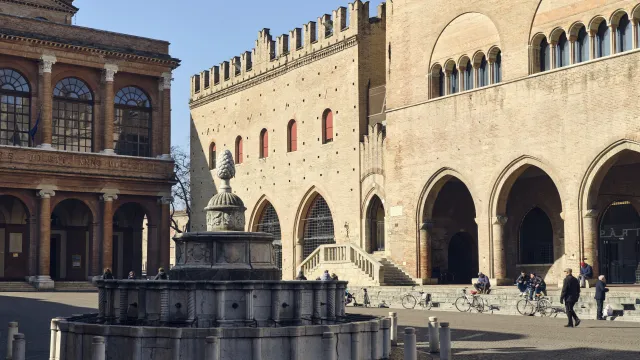 Piazza Cavour: Palazzi Arengo e Podestà, fontana e Teatro Galli