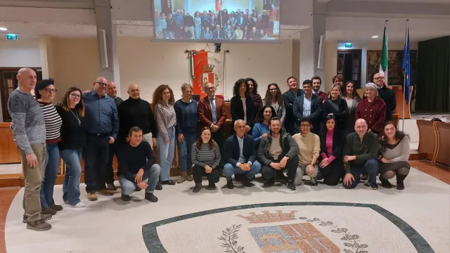 FOTO DI GRUPPO con sindaco, vicesindaca, presidenti, vicepresidenti e segretari dei 12 forum