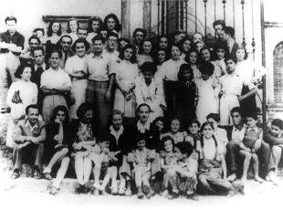 gruppo dei ragazzi ebrei davanti a Villa Emma (Fonte Fondazione Villa Emma)