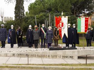 Giorno della Memoria deposizione corona monumento in via Madrid