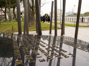 Giorno della Memoria deposizione corona monumento in via Madrid