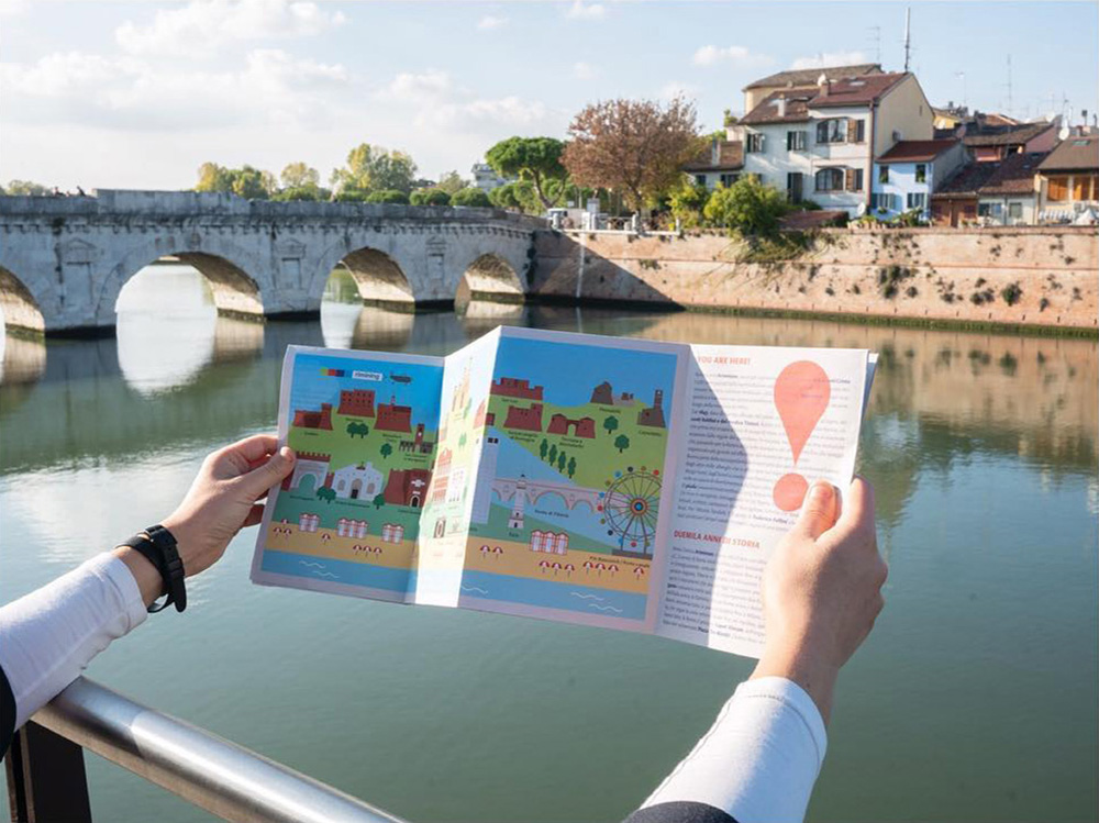 turisti al Ponte di Tiberio