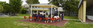 lezione nel giardino della scuola