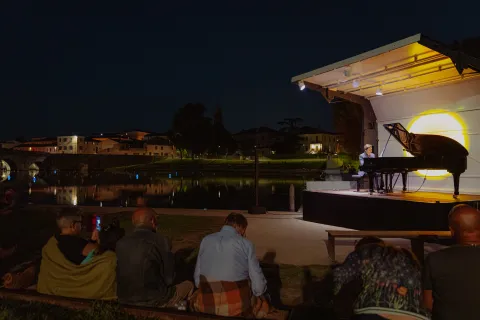 Alexander Romanovsky alla Piazza sull'Acqua