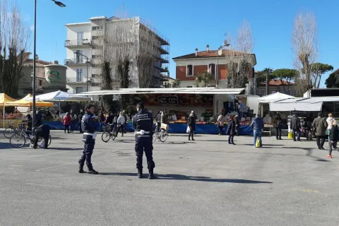 ore_9_mercato_controllo_assembramenti.jpg