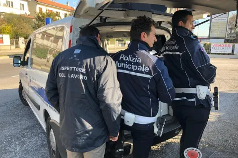 polizia_locale_e_ispettorato_del_lavoro_insieme_controlli_autotrasporto1.jpg