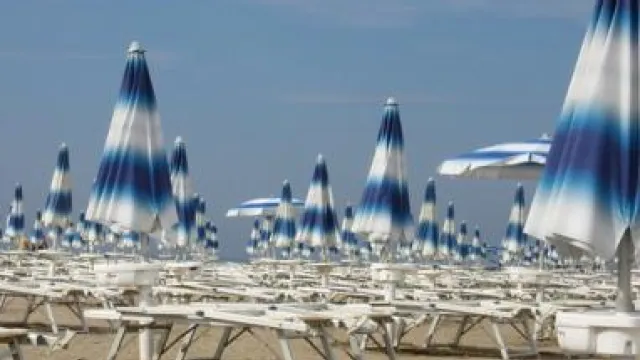 ombrelloni chiusi spiaggia