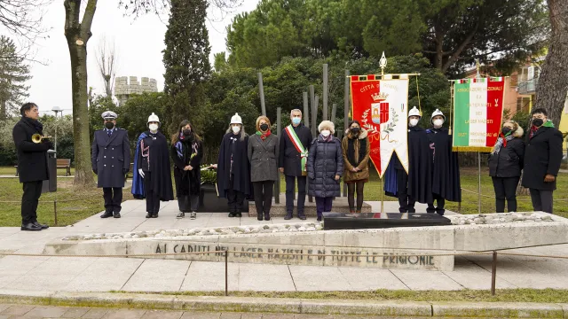 Giorno della Memoria deposizione corona monumento in via Madrid