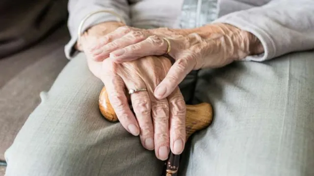 mani di persona anziana