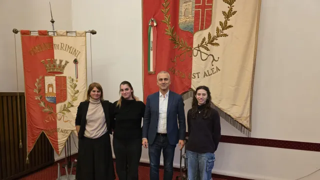 Dictée di Saint-Maur-des-Fossés: il Sindaco Jamil Sadegholvaad si complimenta con le due studentesse riminesi