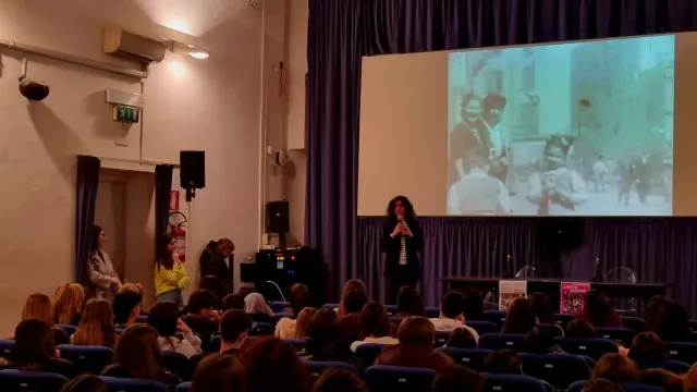 l'otto sempre studenti e studentesse alla proiezione del docufilm senza rossetto con vicesindaca Chiara Bellini