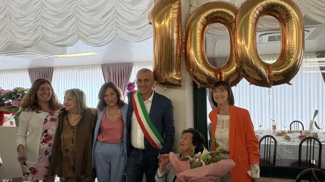 2026 Cento candeline per nonna Luisa con nipoti e sindaco