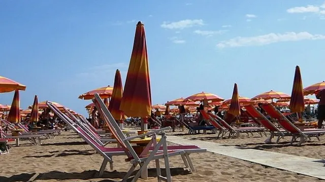 spiaggia Rimini con lettini e ombrelloni