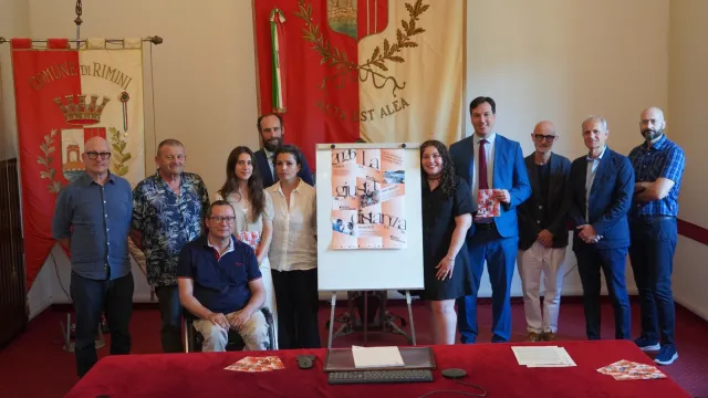 foto gruppo conferenza stampa la giusta distanza