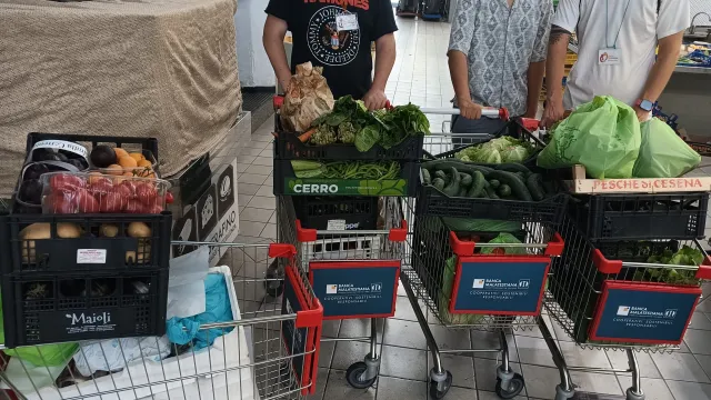 volontari al mercato coperto per la raccolta alimentare