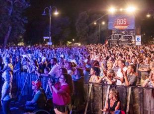 Mahmood, Angelina Mango e Rose Villian infiammano piazzale Fellini con la prima serata dell’Rds Summer Festival