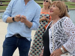 la madre di Marco Pantani davanti alla statua del figlio