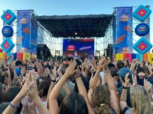 Mahmood, Angelina Mango e Rose Villian infiammano piazzale Fellini con la prima serata dell’Rds Summer Festival