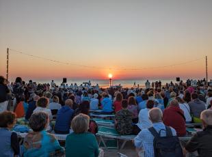 messa in spiaggia all'alba