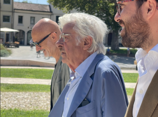 Giancarlo Giannini in visita al Fellini Museum tra ricordi e aneddoti 