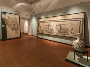 sala_del_mare_con_mosaico_barche_2.jpg