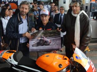 un_momento_dello_scorso_anno_quando_il_campione_mondiale_motogp_marc_marquez_autografo_la_foto_piu_fortunosa_di_tino_martino.jpg