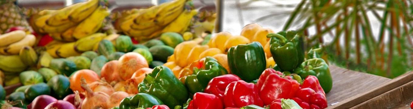 banco di frutta e verdura al mercato coperto