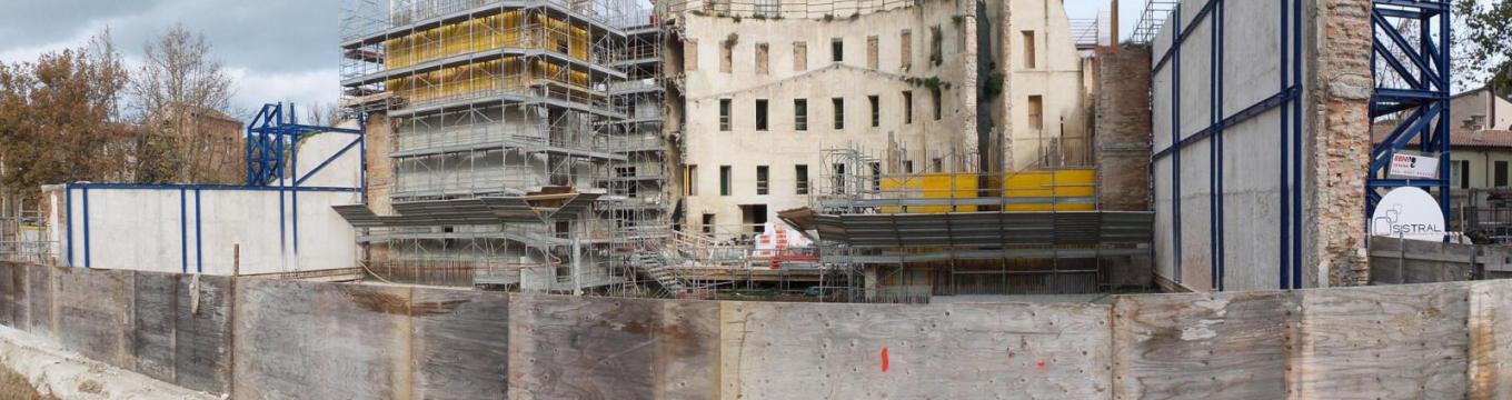 teatro_galli_cantiere._a_dex_e_sin_i_muri_traslati_-_a_sin_in_grigio_i_corpi_scala_0.jpg